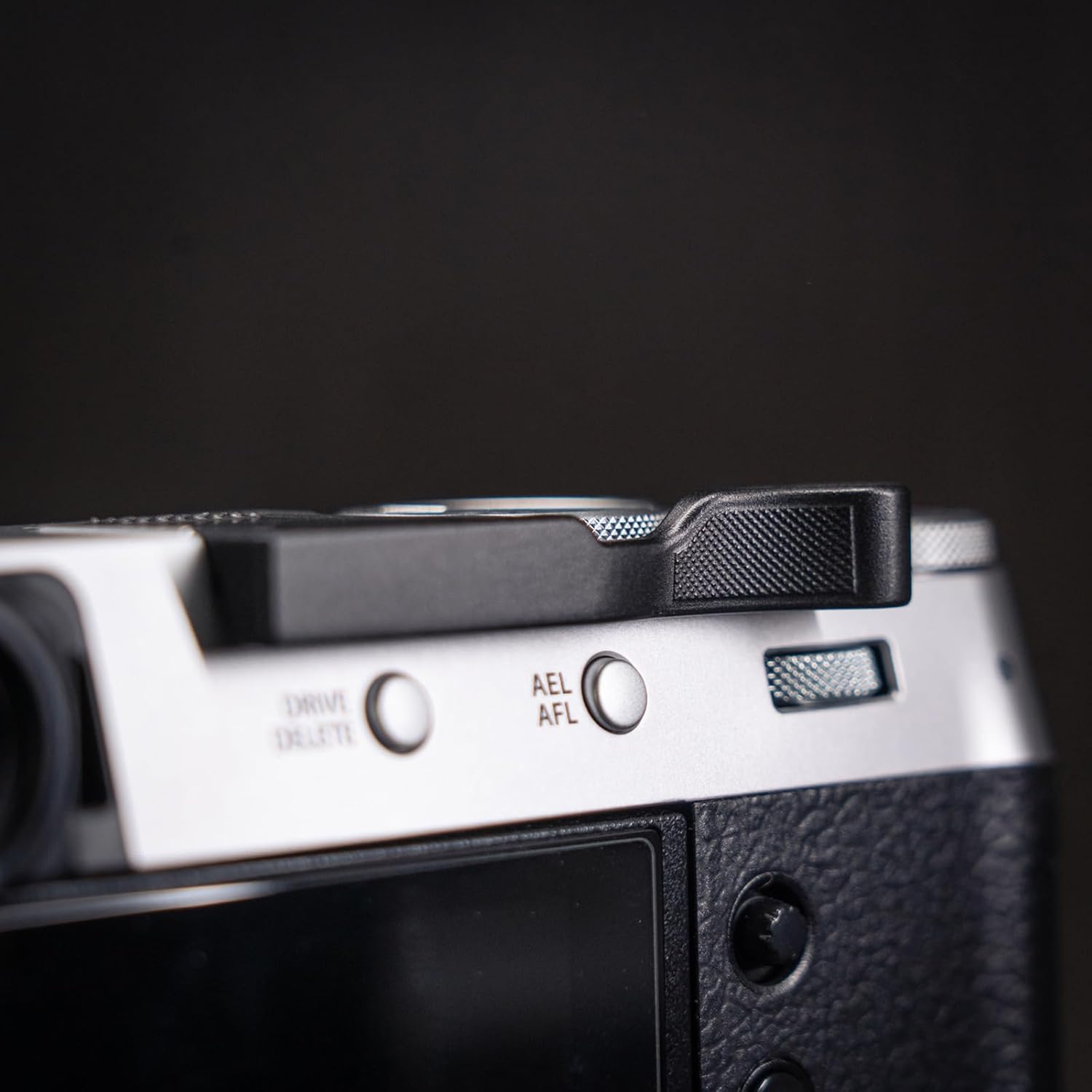 Iborrys Poignée en métal pour appareil photo Fujifilm Fuji X100VI, support de repose-pouce, motif antidérapant vintage exclusif, améliore la sensation de prise en main de l'appareil photo (noir) – Image 8