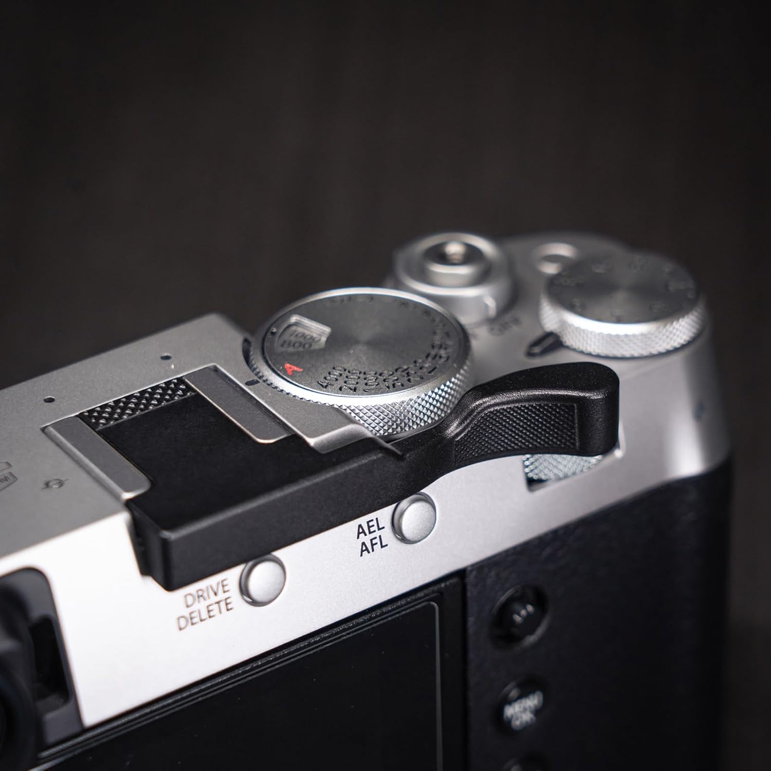 Iborrys Poignée en métal pour appareil photo Fujifilm Fuji X100VI, support de repose-pouce, motif antidérapant vintage exclusif, améliore la sensation de prise en main de l'appareil photo (noir) – Image 6