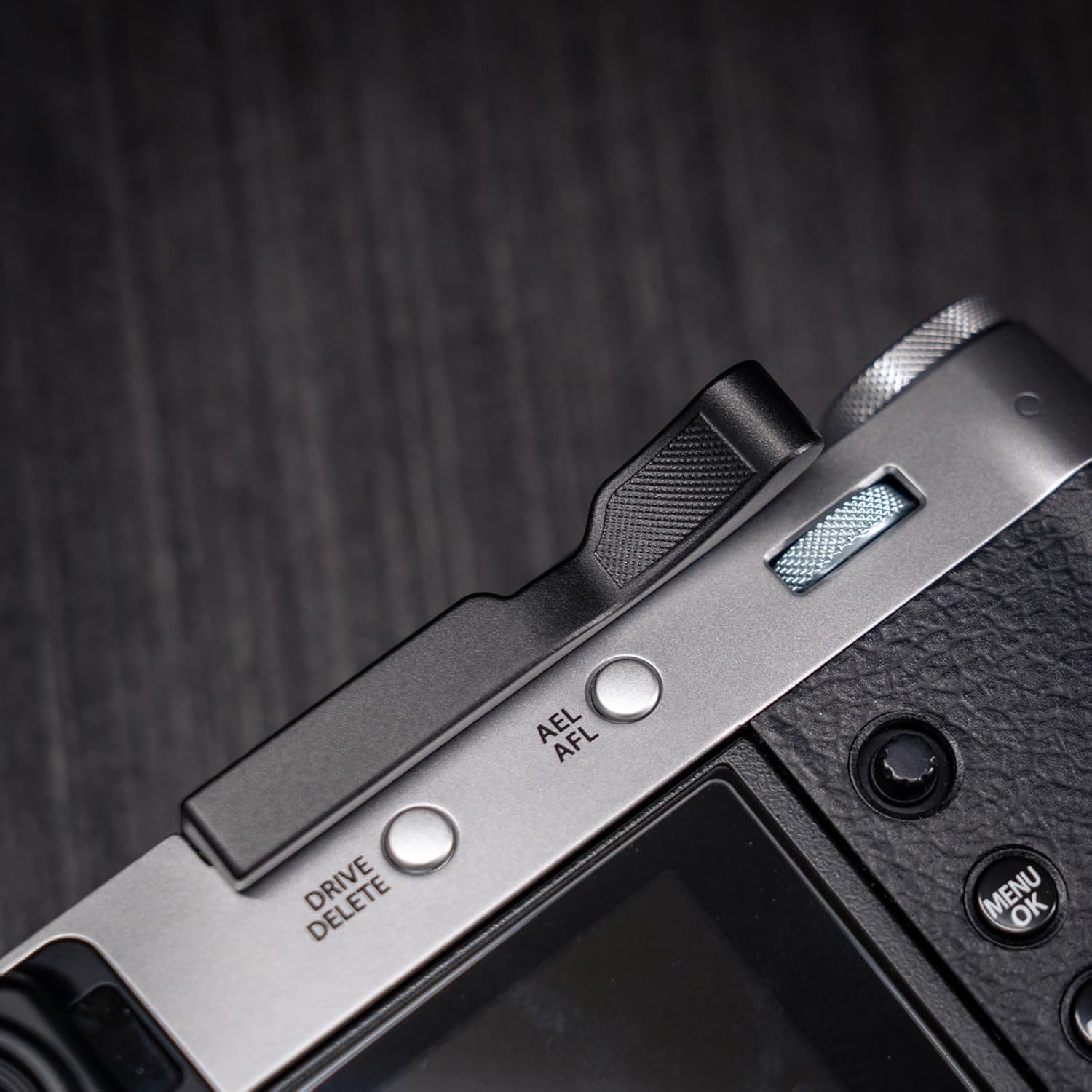 Iborrys Poignée en métal pour appareil photo Fujifilm Fuji X100VI, support de repose-pouce, motif antidérapant vintage exclusif, améliore la sensation de prise en main de l'appareil photo (noir) – Image 3