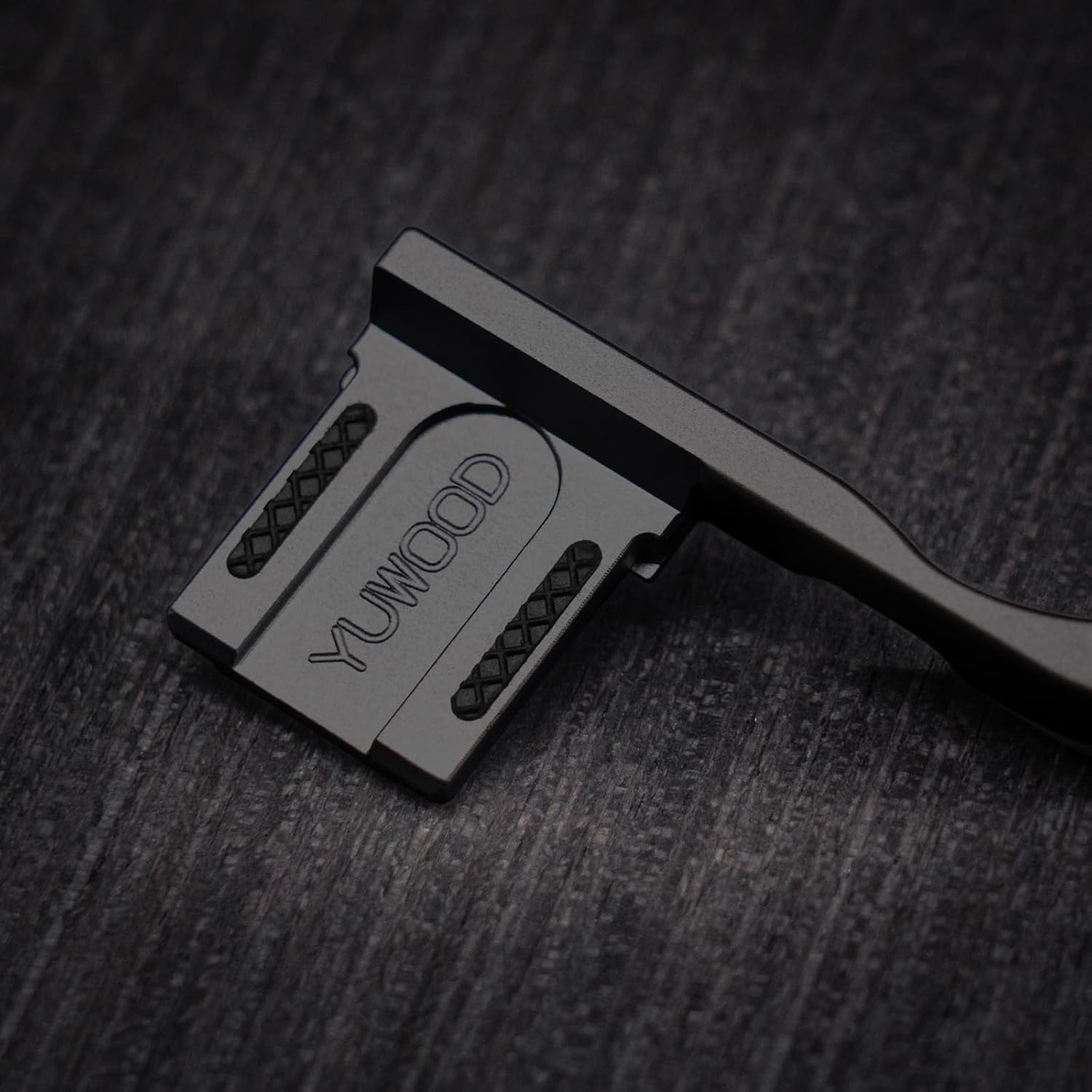 Iborrys Poignée en métal pour appareil photo Fujifilm Fuji X100VI, support de repose-pouce, motif antidérapant vintage exclusif, améliore la sensation de prise en main de l'appareil photo (noir) – Image 5