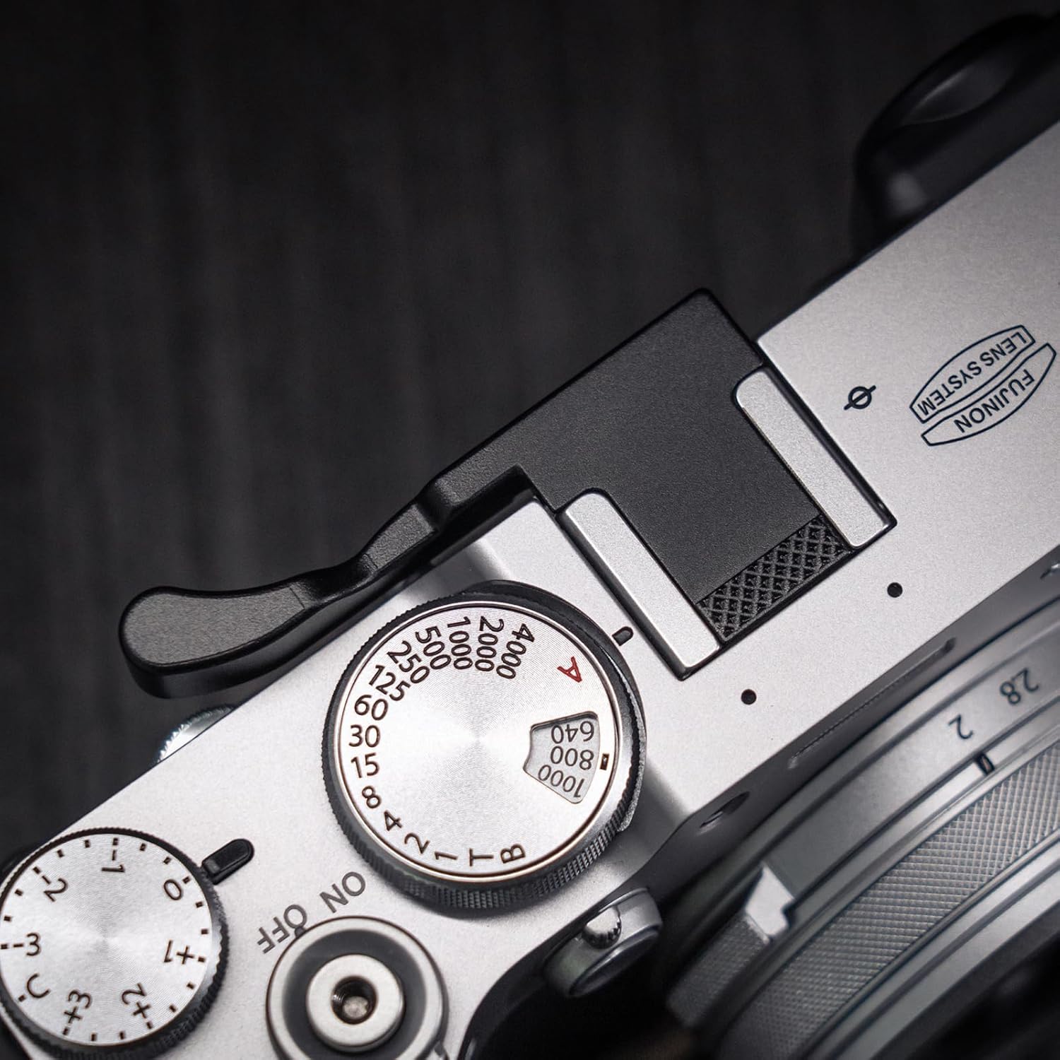 Iborrys Poignée en métal pour appareil photo Fujifilm Fuji X100VI, support de repose-pouce, motif antidérapant vintage exclusif, améliore la sensation de prise en main de l'appareil photo (noir) – Image 4
