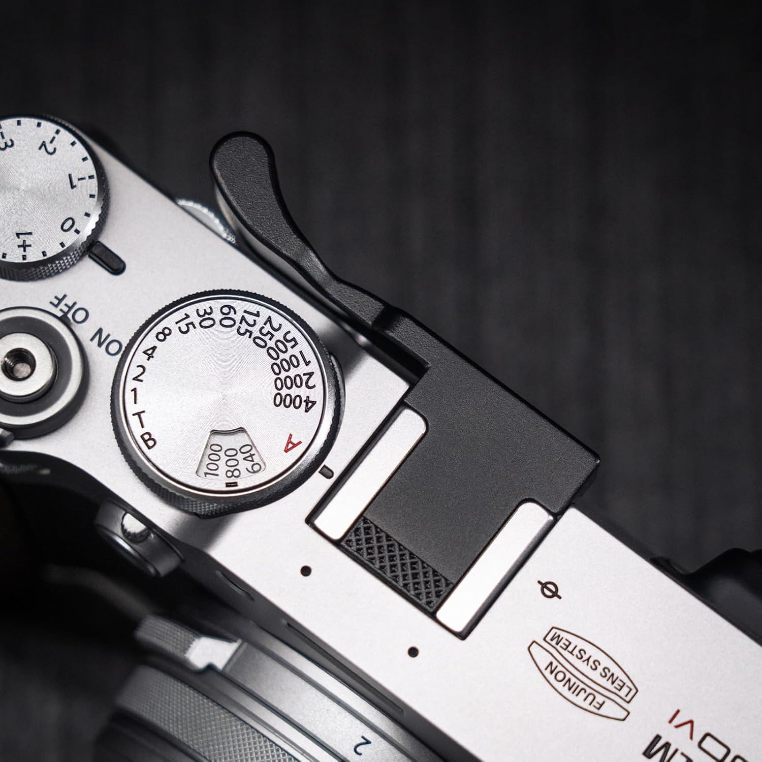Iborrys Poignée en métal pour appareil photo Fujifilm Fuji X100VI, support de repose-pouce, motif antidérapant vintage exclusif, améliore la sensation de prise en main de l'appareil photo (noir) – Image 9